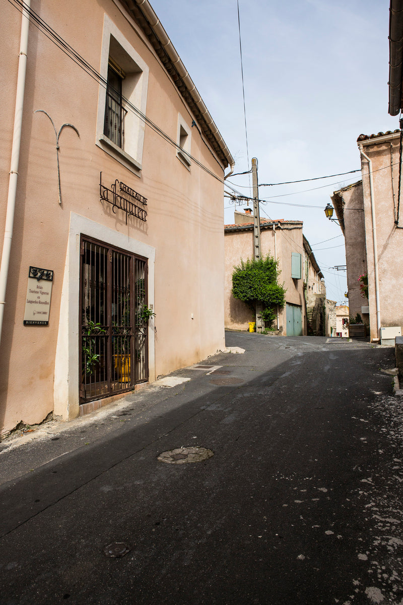 Blick von der Straße aus auf den Verkaufsraum von Château de la Liquière