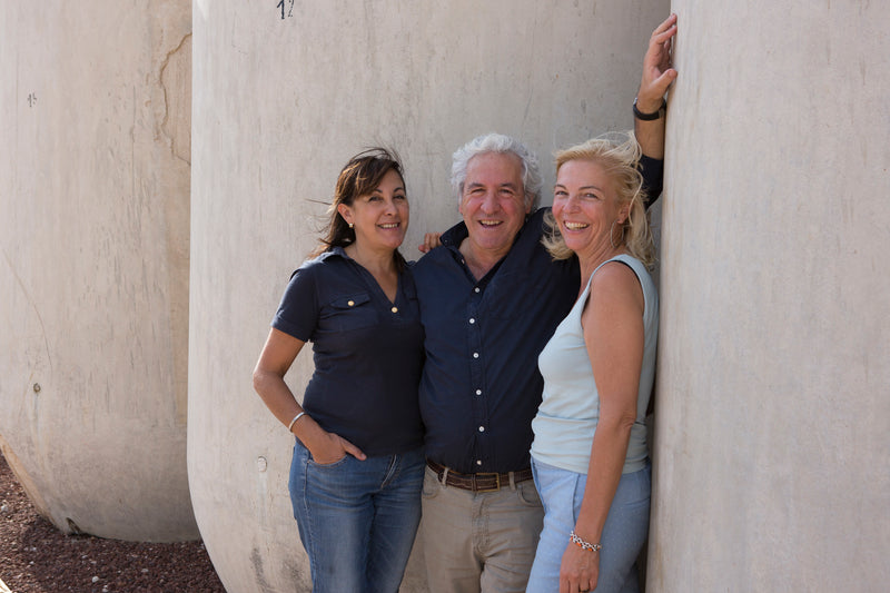 Foto der drei Gründer der Bodegas Más Que Vinos, Margarita Madrigal, Gonzalo Rodriguez und Alexandra Schmedes, vor Zement-Tanks. Alle drei lachen und verbreiten Gute Laune