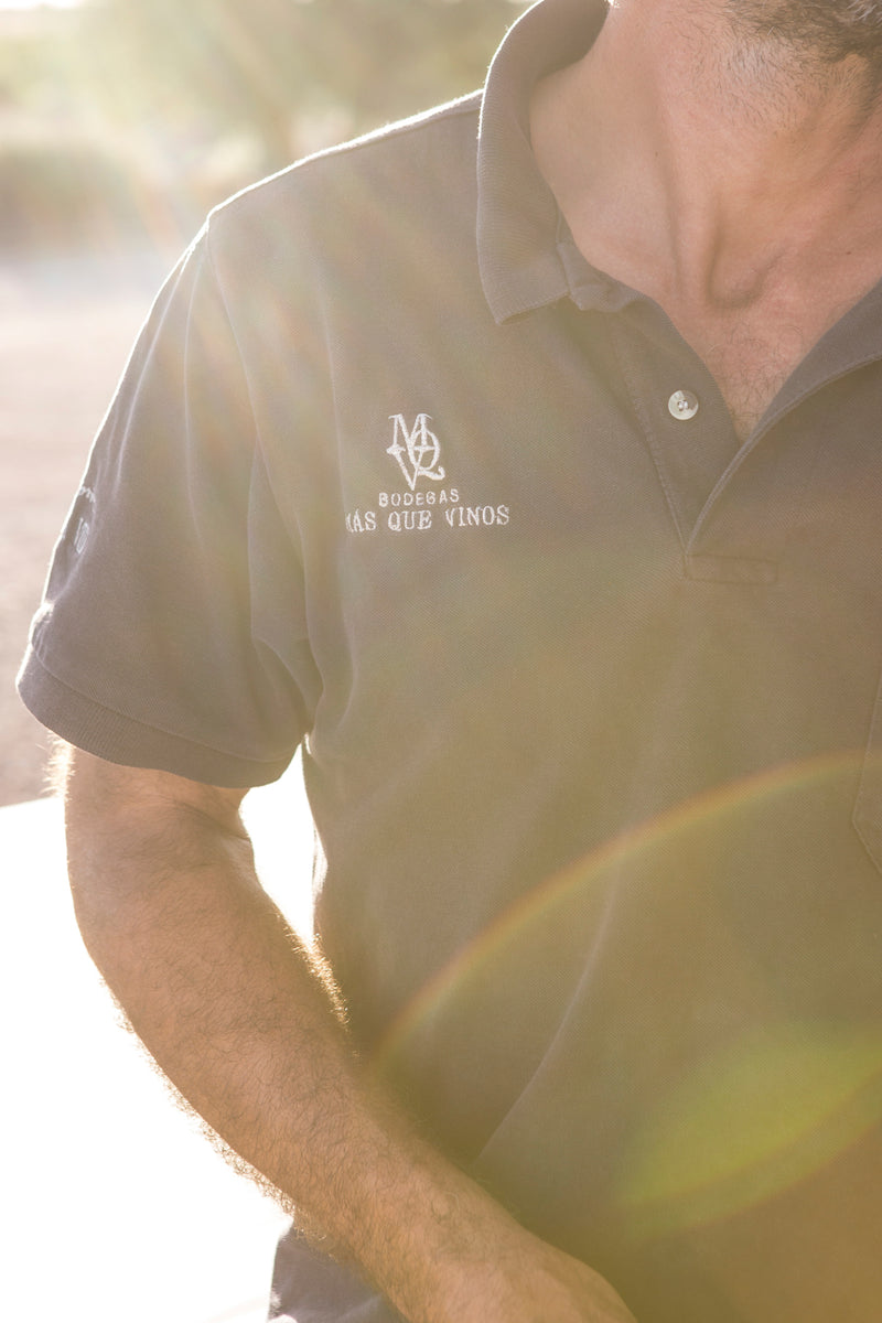 Oberkörper eines Mitarbeiters vom Weingut Bodegas Más Que Vinos mit gebrandetem T-Shirt im Gegenlicht