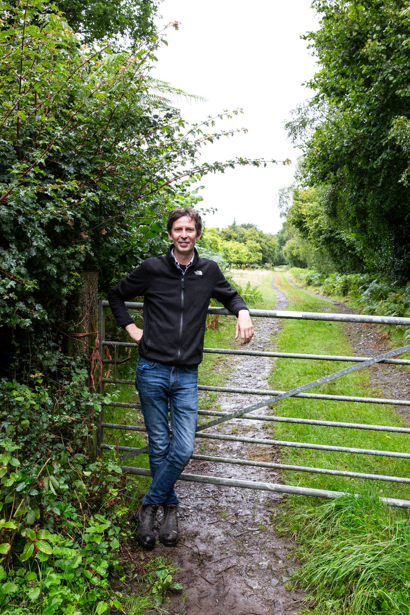 James Forbes vor dem Gatter zu seinem Apfelgarten in Bromyard in der Region Herfordshire