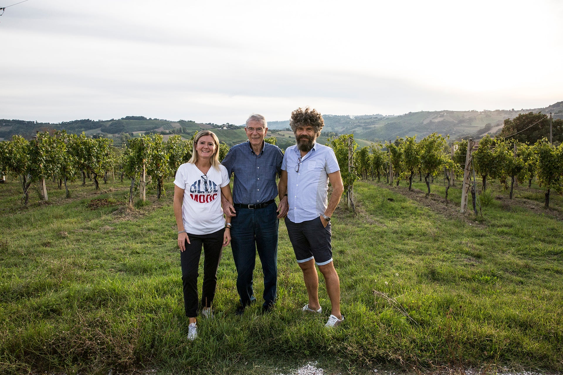 Christina, Giorgio und Carlo vom Weingut Brunori in der Region Marken mit Verdicchio-Rebstöcken im Hintergrund