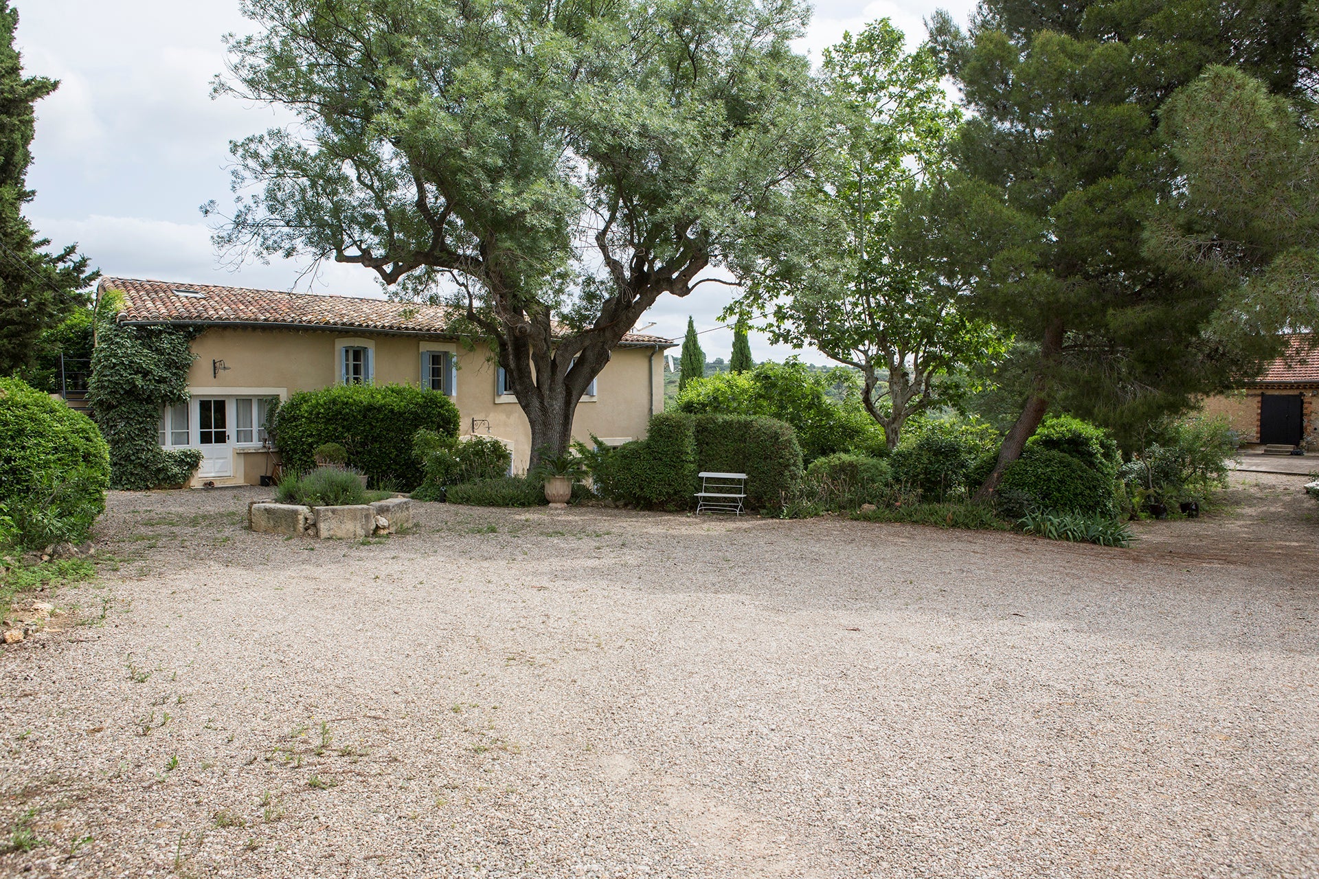 Gäste- und Wohnhaus des Weinguts Terre des Dames eingebettet in die Landschaft Languedoc