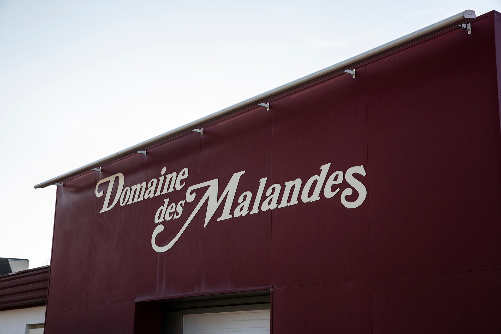 Schriftzug auf dem Kellereigebäude der Domaine des Malandes im Chablis