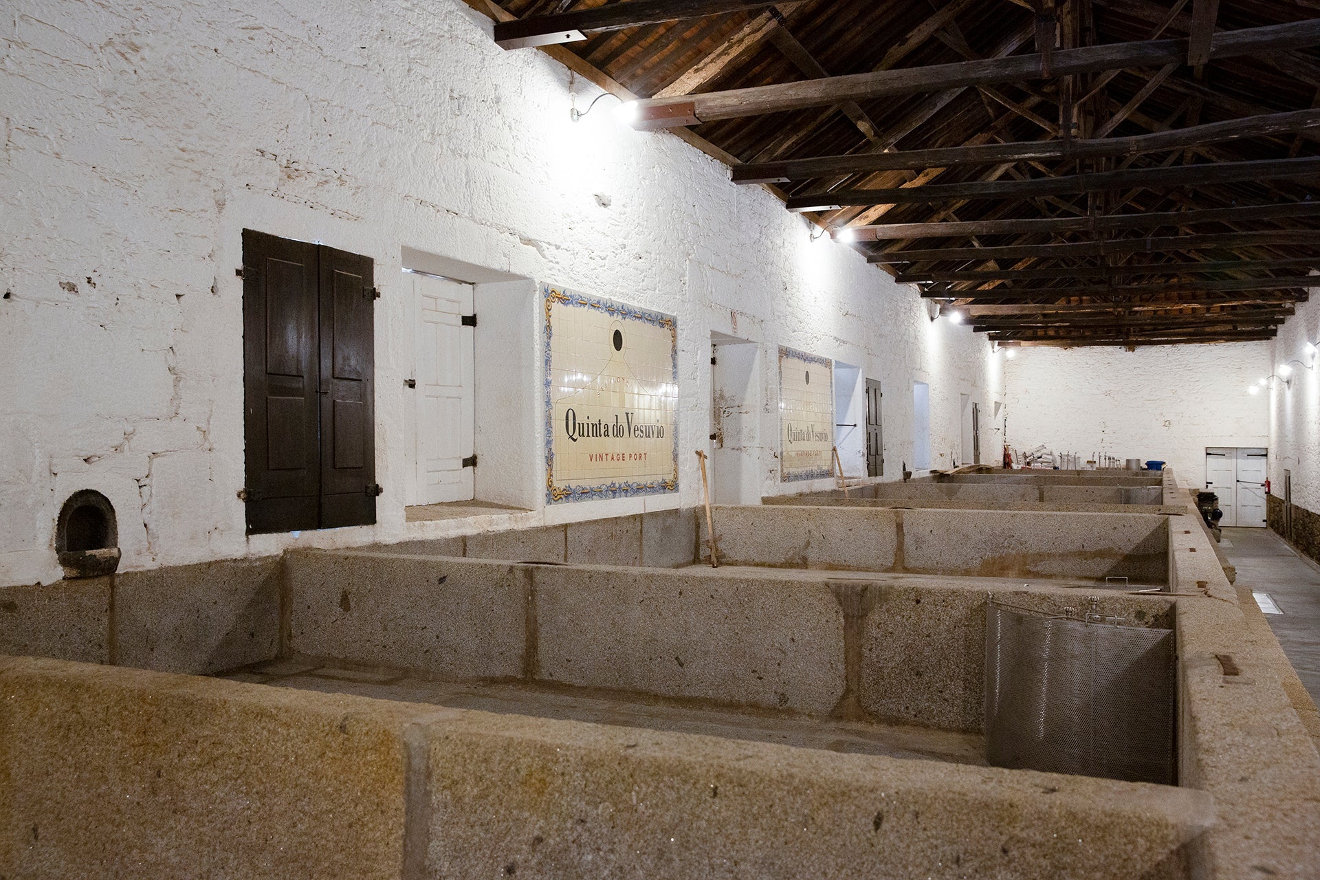 Gärbottiche "Lagares" aus Granit der Kellerei Quinta do Vesuvio mit Azulejos an der Wand und Holzfachwerk-Decke