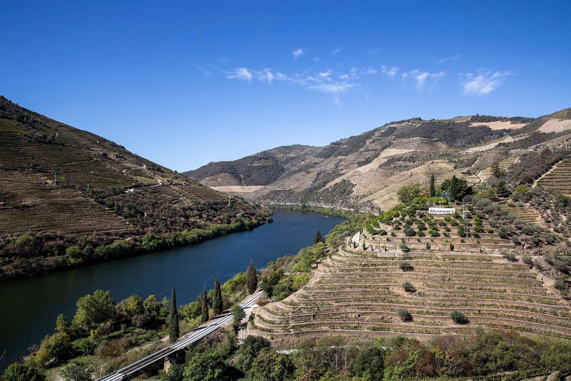 Blick auf Patamares von Graham´s an Steilhängen im Douro-Tal mit Granit- und Schieferböden 