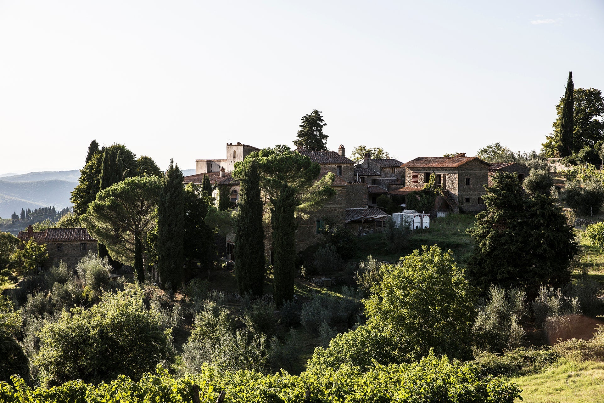 Weingut I Fabbri im malerischen Weinbauort Lamole mit historischen Steinhäusern in Höhenlagen des Chianti-Classico-Gebiets