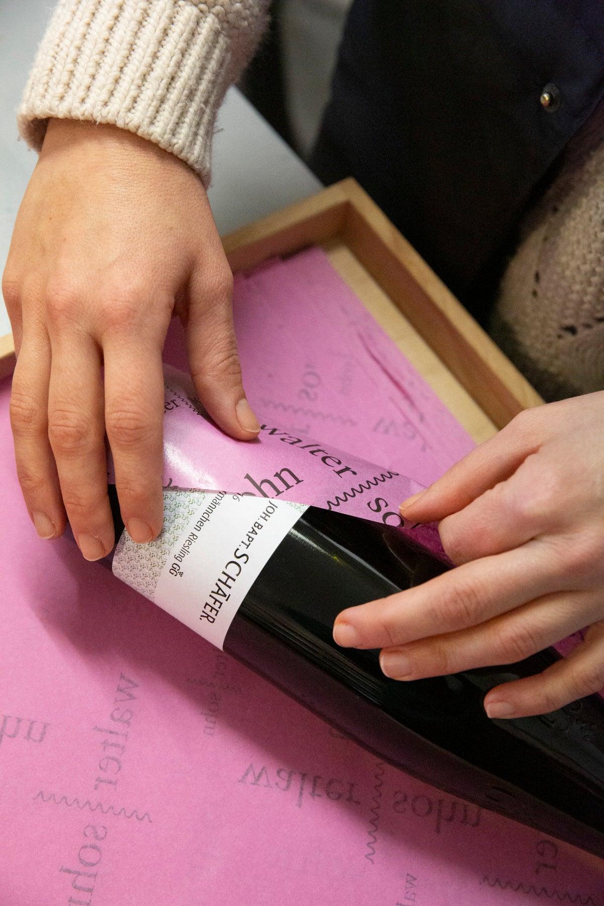 Google Rezension Flasche in Seidenpapier