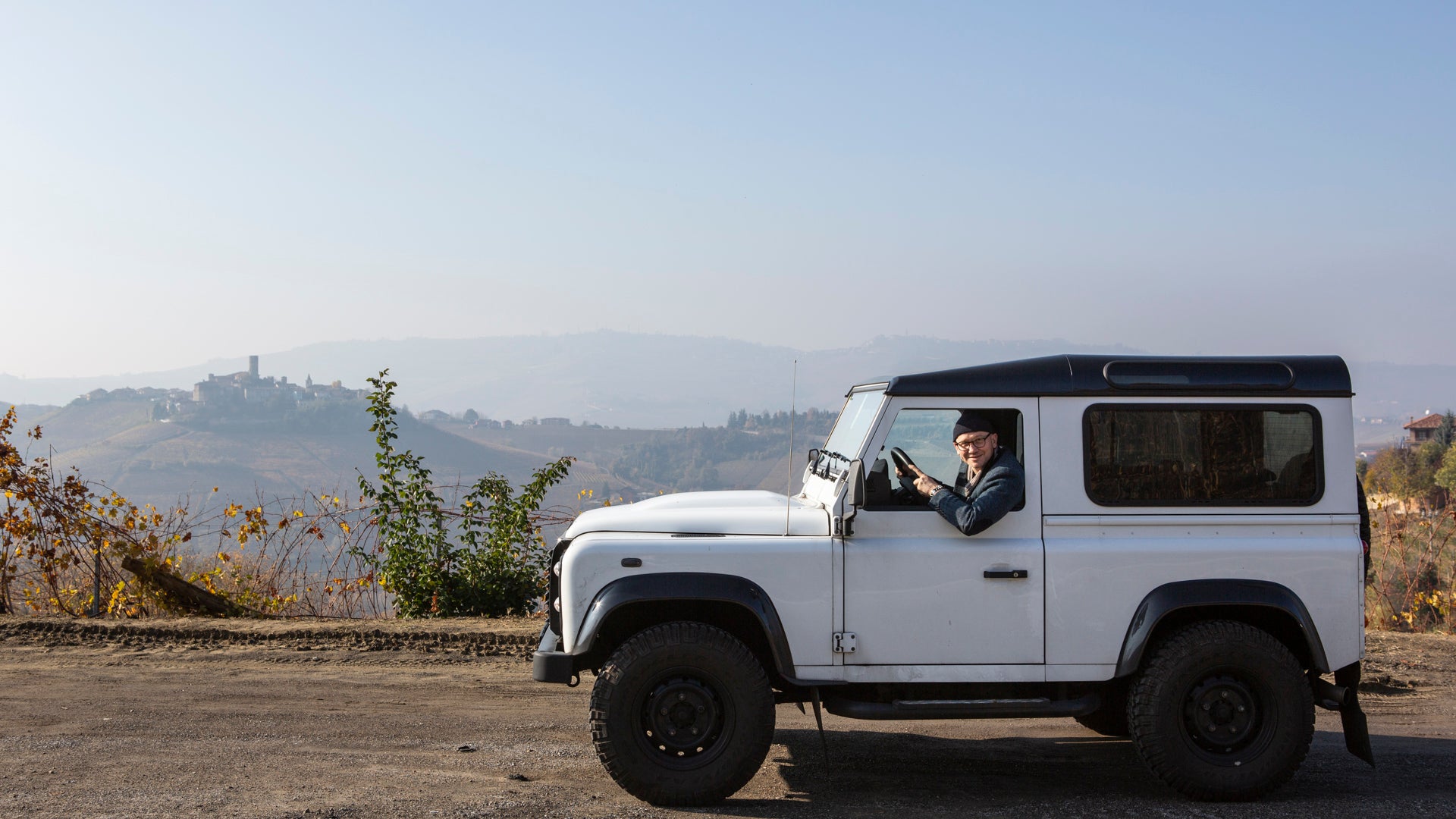 Guido Walter fährt mit einem weißen  Landrover durchs Piemont.