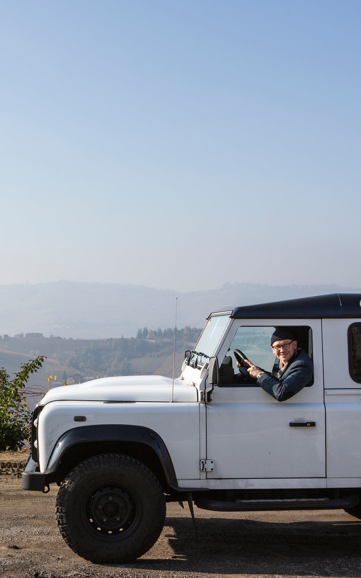 Guido Walter fährt mit einem weißen  Landrover durchs Piemont.