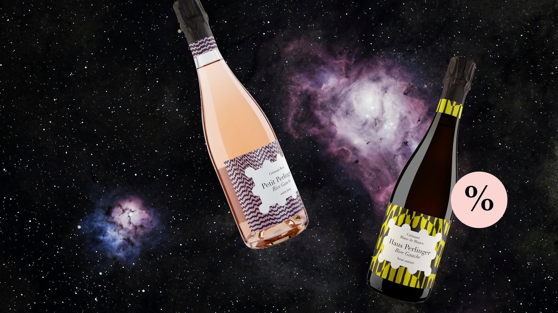 Zwei Flaschen der Marke Haus Perlinger fliegen durchs Universum. Die rechte Flasche wird leicht von einem rosa Punkt überschnitten, in dem ein Prozentzeichen steht.