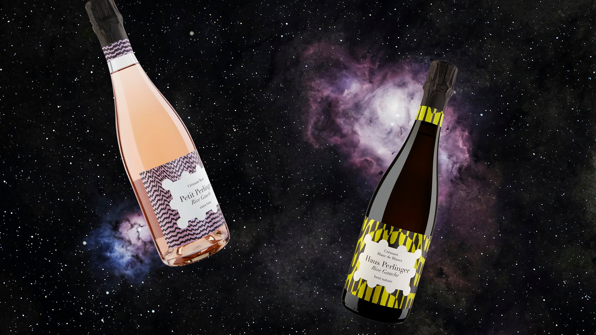 Zwei Flaschen der Marke Haus Perlinger fliegen durchs Universum.