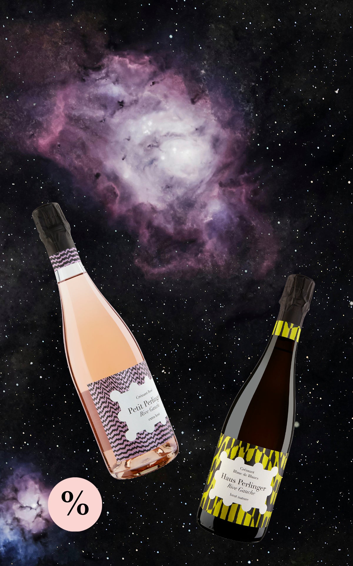 Zwei Flaschen der Marke Haus Perlinger fliegen durchs Universum. Unten links ist ein rosa Punkt zu sehen, in dem ein Prozentzeichen steht.