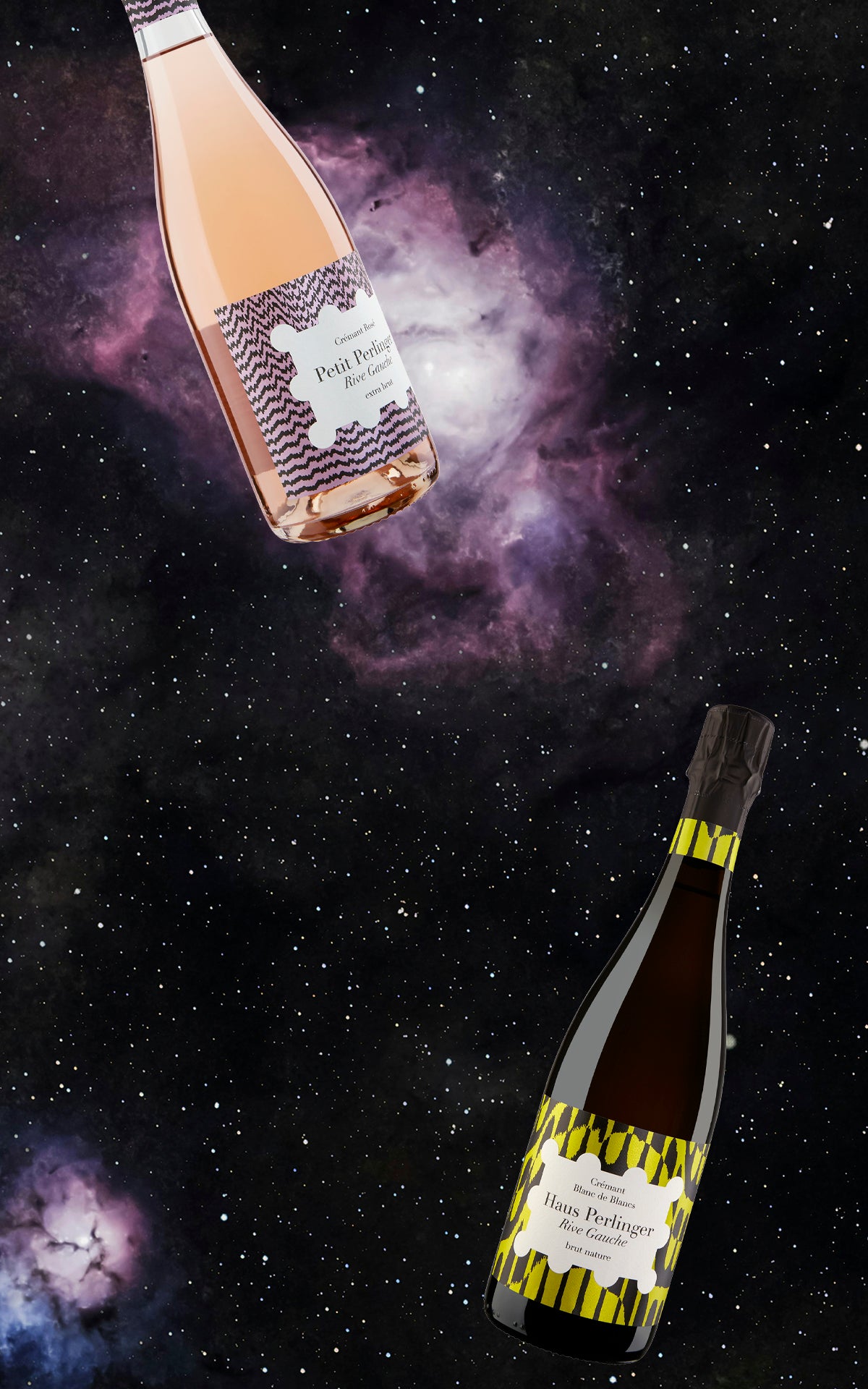 Zwei Flaschen der Marke Haus Perlinger fliegen durchs Universum.