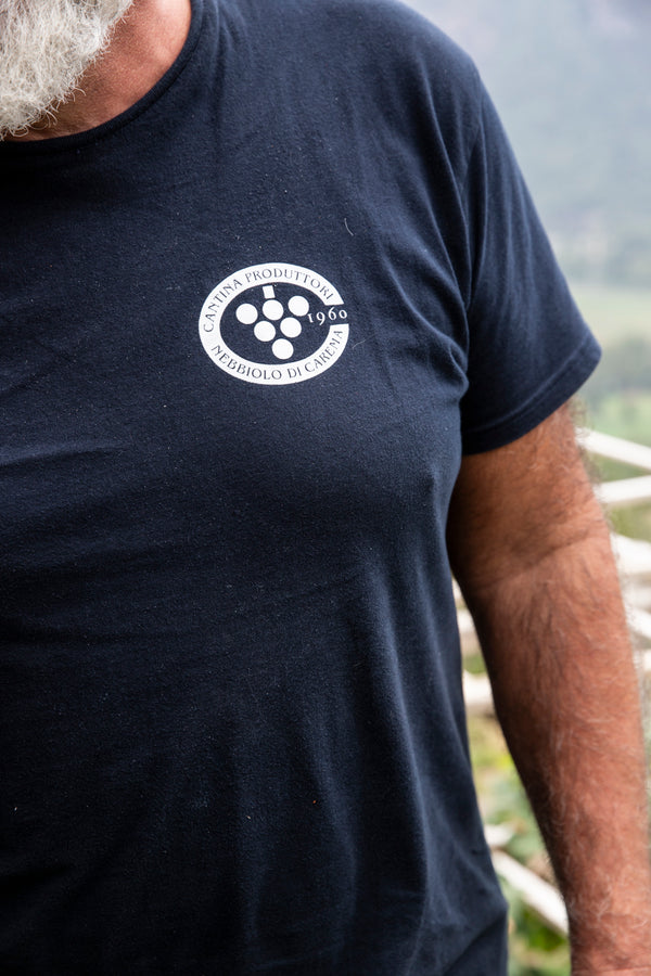 Foto eines Oberkörpers mit einem dunkelblauen T-Shirt, das der Aufdruck der Cantina Produttori Nebbiolo di Carema ziert.