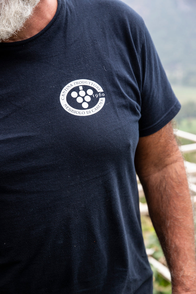 Foto eines Oberkörpers mit einem dunkelblauen T-Shirt, das der Aufdruck der Cantina Produttori Nebbiolo di Carema ziert.