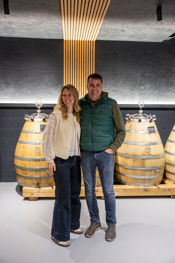 Foto von Sophie und Julien Schaal in Ihrem Keller vor Holzamphoren.